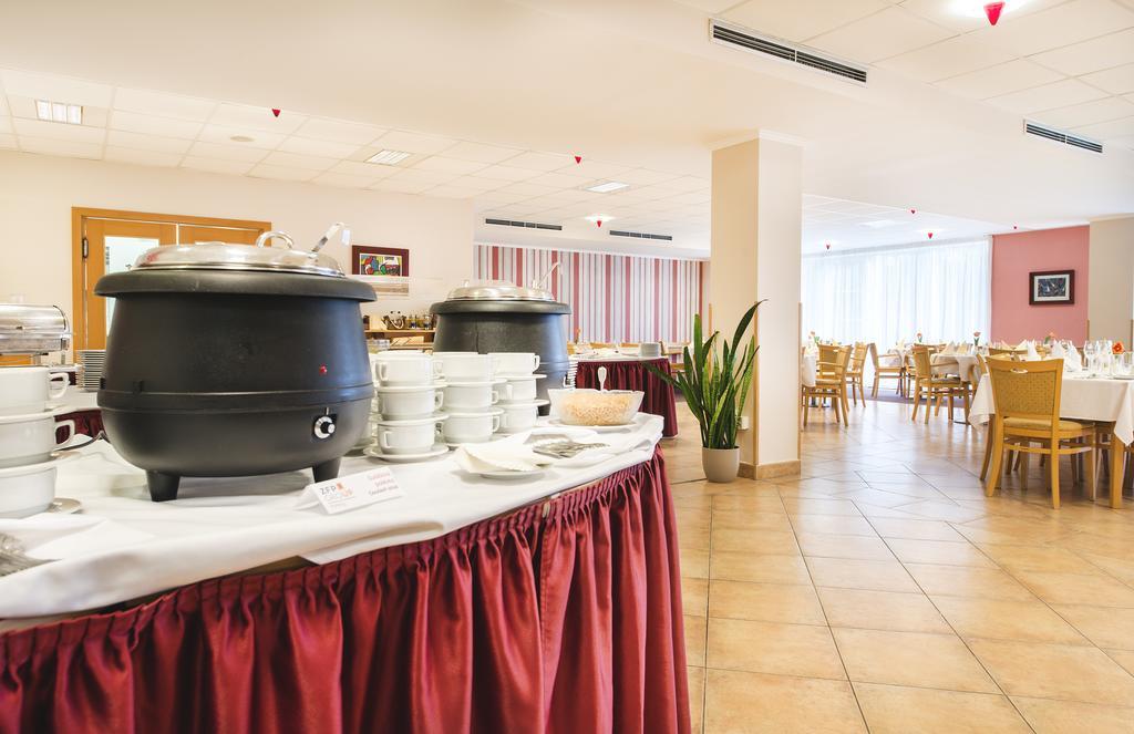 Hotel Akademie Chocerady Ngoại thất bức ảnh